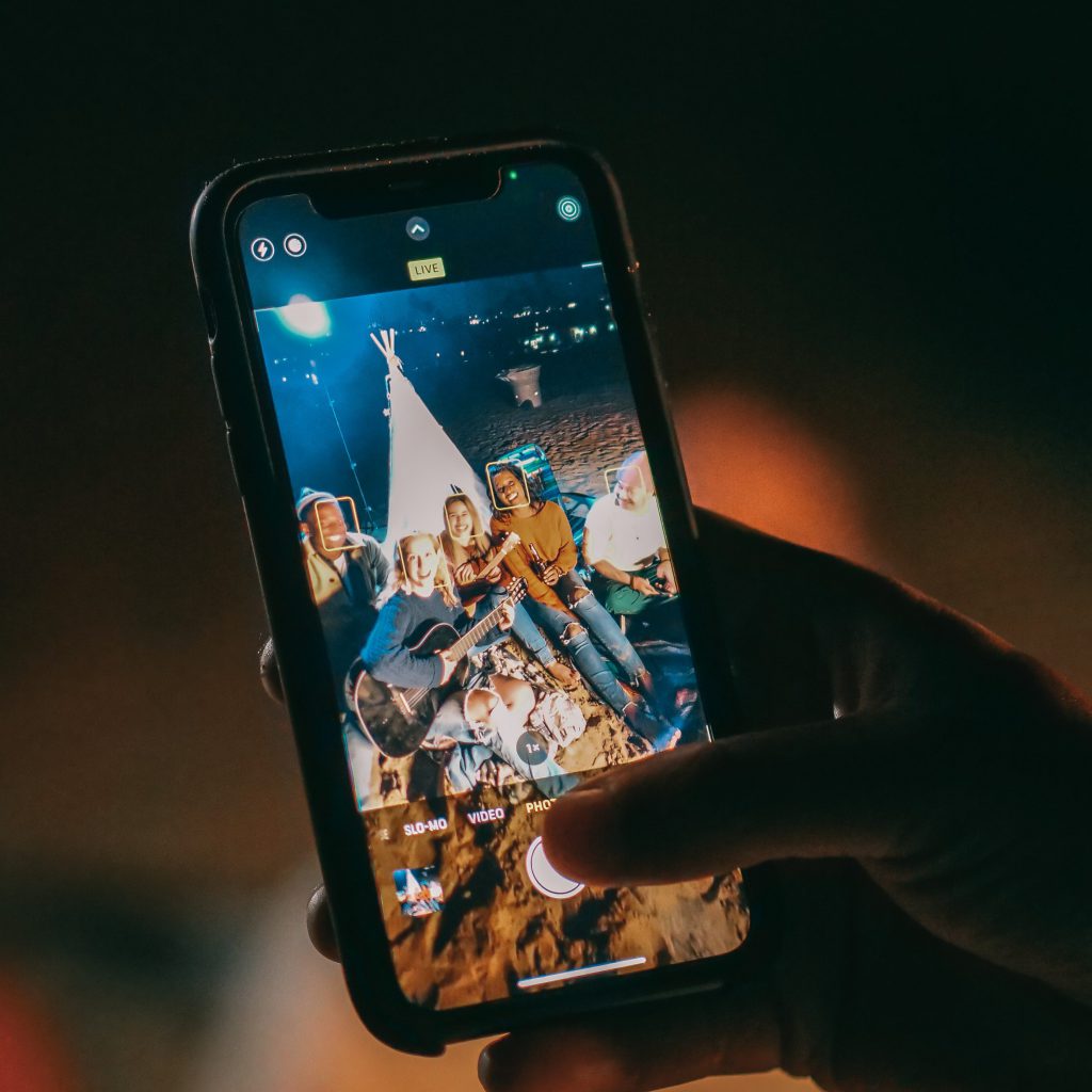 Foto instantánea de un grupo de amigos, pantalla de móvil